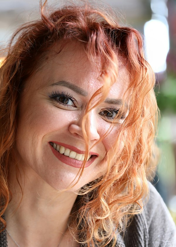 Mulher sorrindo com pele natural