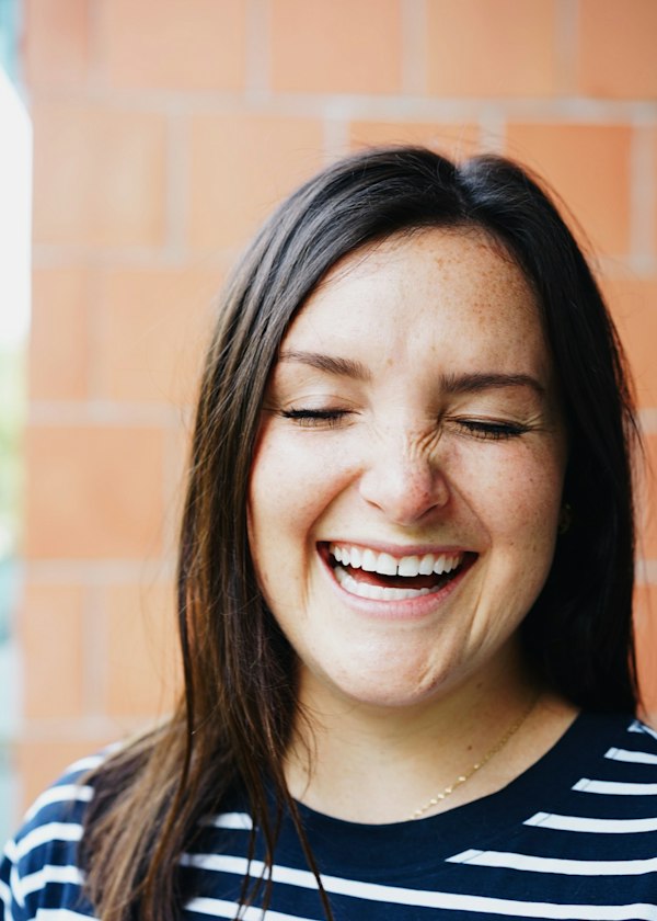 Mulher sorrindo com pele natural